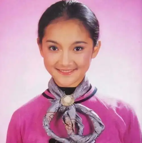 周迅童年旧照曝光!穿短裤一双长腿惊人,大眼睛乌黑溜圆堪比葡萄|周迅|