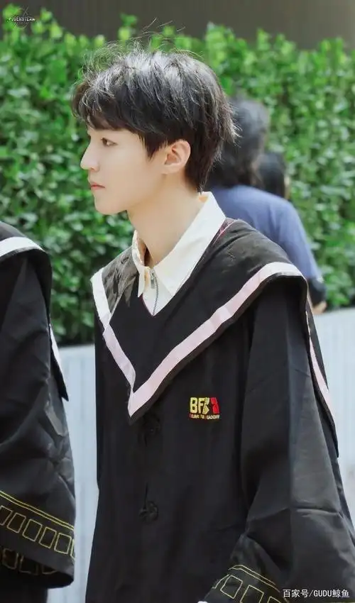 王俊凯回校拍毕业照