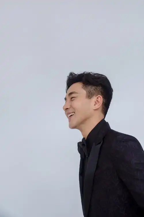 刘恺威儒雅帅气西装写真图片