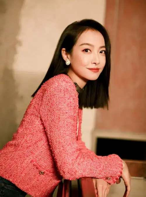 > 宋茜玫瑰外套优雅俏丽写真图片(10/10)