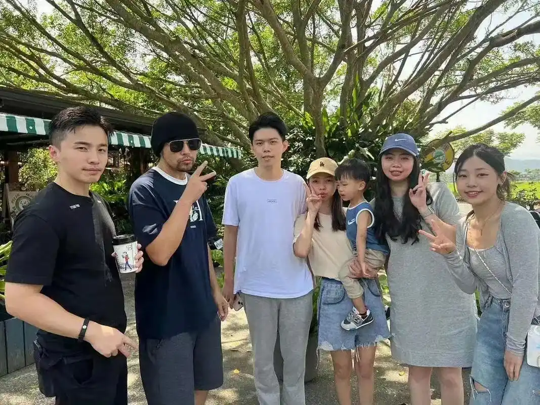 周杰伦# 在宜兰和粉丝合影#推荐作品 #真诚而热烈 #不被 - 抖音