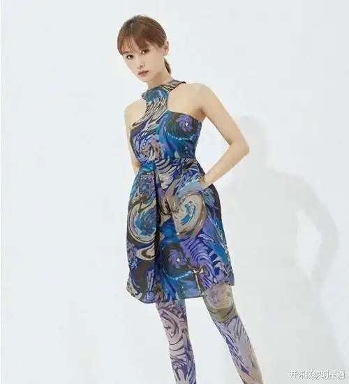 王子文重新给自己定位,红色鳞片丝袜搭配千层装秒变少女!