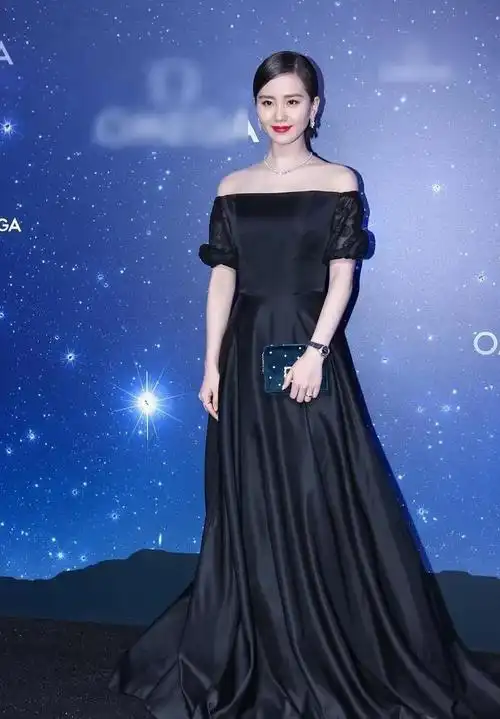 刘诗诗穿礼服的样子美若天仙蓝色的礼服更加大气