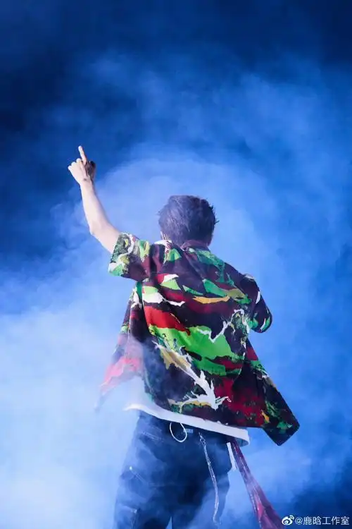 鹿晗超话lh#歌手鹿晗#你追世界,我追你的背影@m鹿mcr.