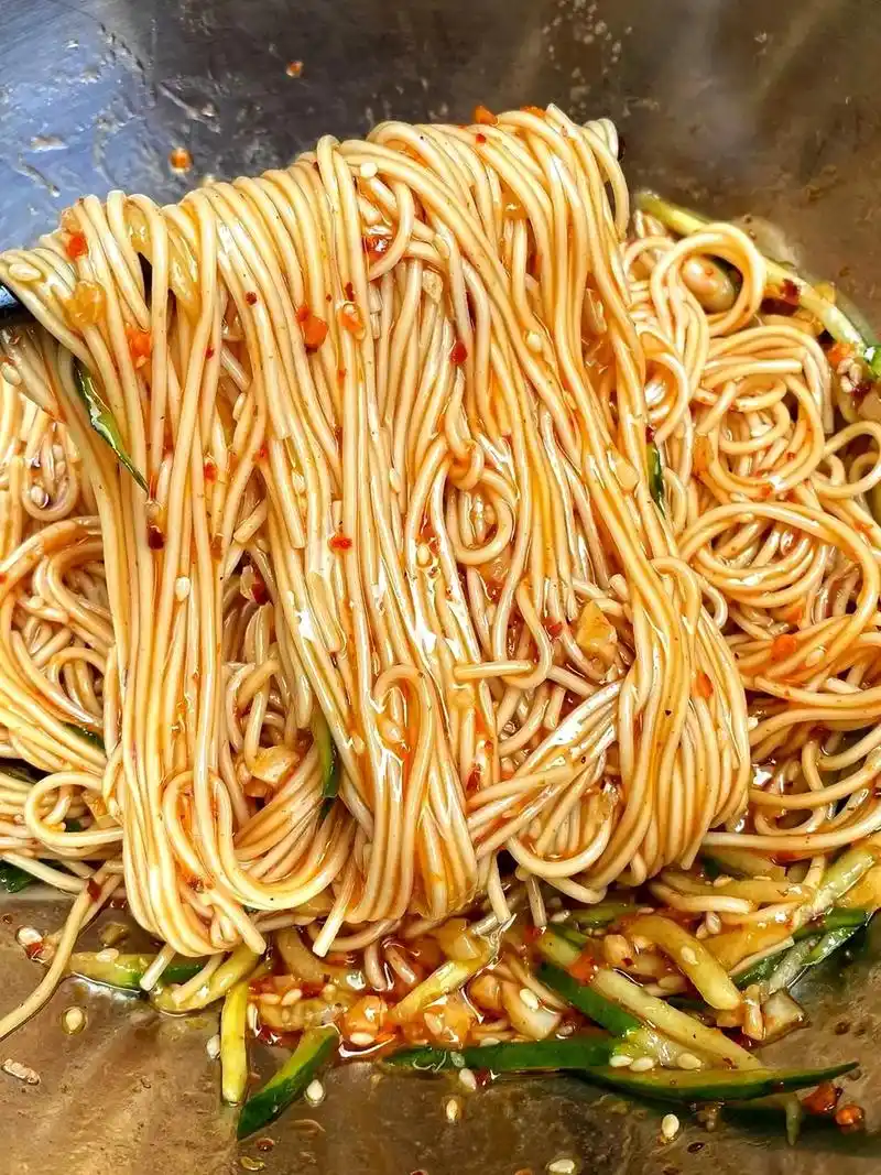 葱油拌面.食材: 面条,葱花,辣椒面,白芝麻,葱段,黄瓜 做 - 抖音