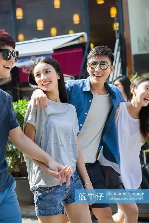 年轻朋友一起逛街-原创广告素材图片-蓝牛仔