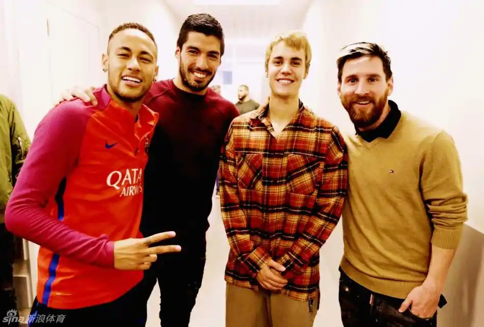 比伯造访巴萨训练场_高清图集_新浪网