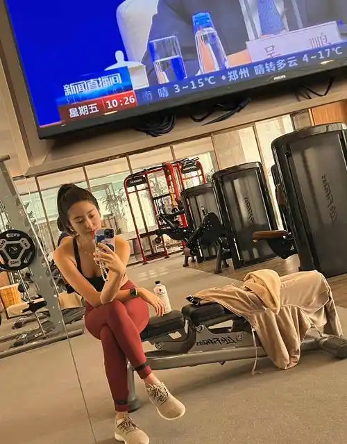 1/ 6 搜狐娱乐讯 11月26日,杨采钰在社交平台上晒出一组在健身的照片