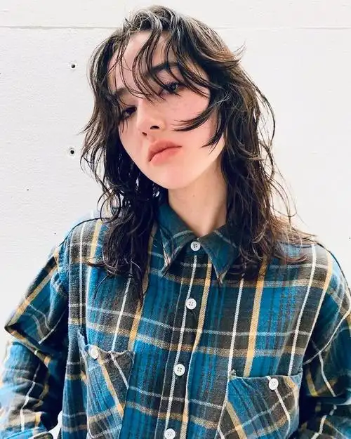 高层次卷发超修饰脸型大卷卷发保持凌乱蓬