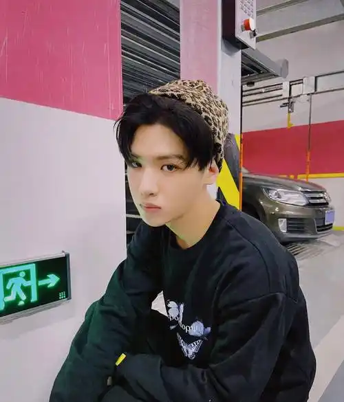 原创黄明昊地下车库帅照蔡徐坤氛围感大片出炉你有被谁帅到