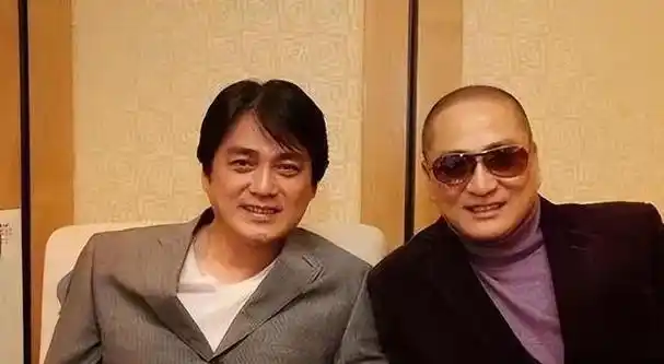 一波三折,最初在香港娱乐圈并不顺利,直到汤镇业的建议下前往大陆发展