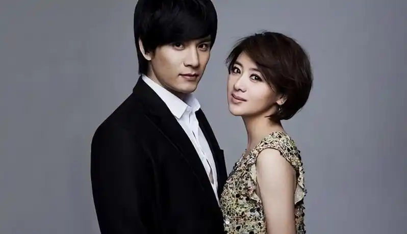 李琳与小6岁老公十周年恩爱