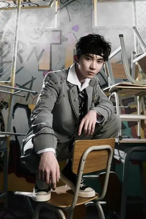 马嘉祺黑色连帽衫##马嘉祺眼神压迫感