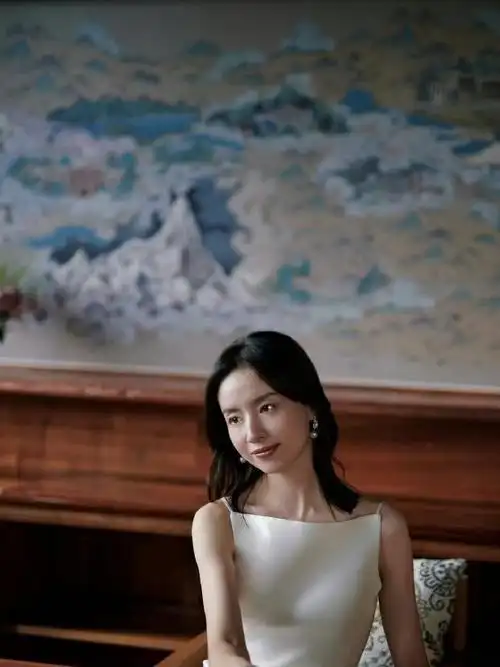 董洁纯白如茉莉花白色露肩丝绸长裙淡雅清丽冷清秋既视感