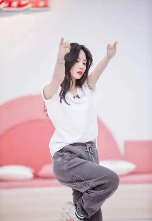 王霏霏乘风破浪的姐姐剧照图片38