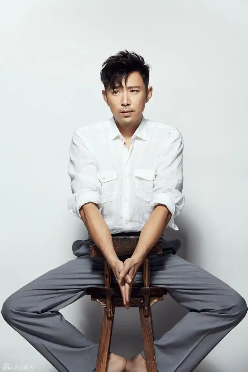 组图高鑫曝复古写真民国男神睿智坚毅