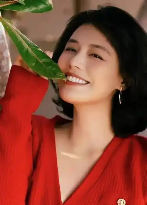 马思纯新春海滩随拍,红衣飘飘如仙子下凡!_照片_气质_生活