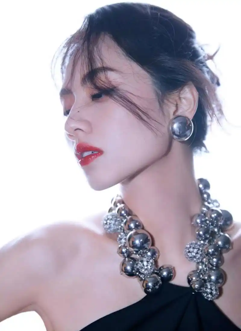 高贵冷艳,性感妖娆的#刘惜君# 貌似天仙,身材窈窕,婀娜多姿,修长美腿