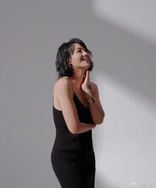 但朱丹又换上了一条黄色的连衣裙,更加暴露自己的身材,小腹依然隆起