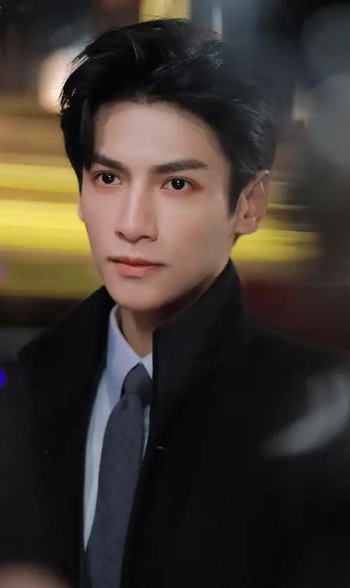 翩翩公子罗云熙西装写真,高冷帅气,温柔小鱼仙官变身霸道总裁