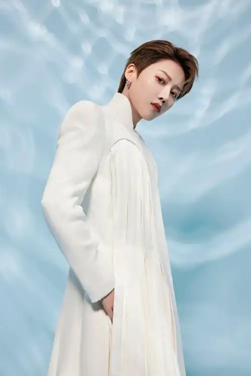 明星微博之夜出图##刘雨昕纯白国风造型