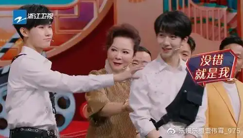 刘耀文伸手搂关晓彤看她这下意识的动作不愧是关晓彤