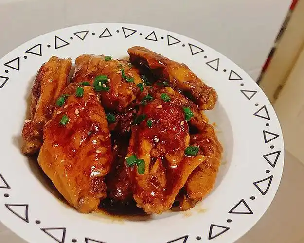 这个做法的红烧鸡翅肉质非常鲜嫩,没有一点肉腥气,快来试试吧!