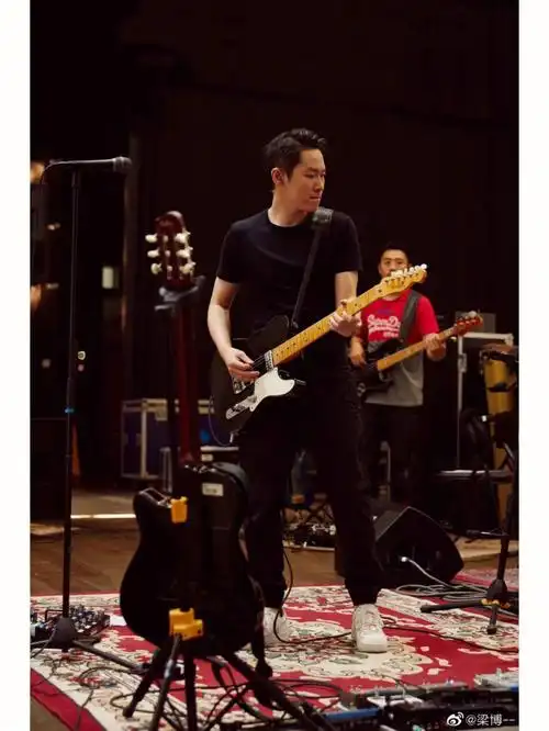 左滑帮梁博还原肤色