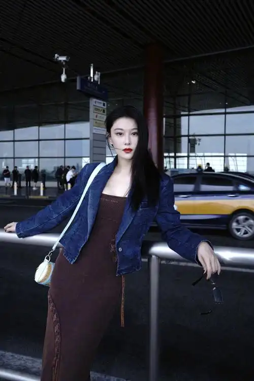 张馨予机场出发照##张馨予竹签包