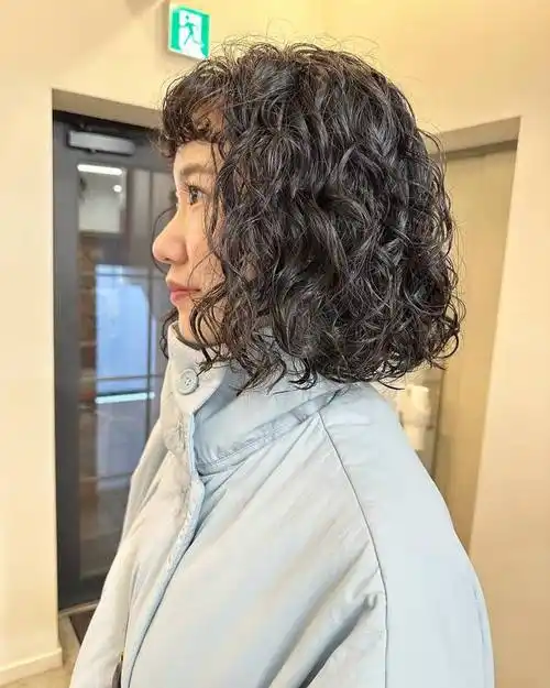 女人头发少,发型就选全头烫,蓬松时尚,尽显洋气风范|烫发|脸型_网易