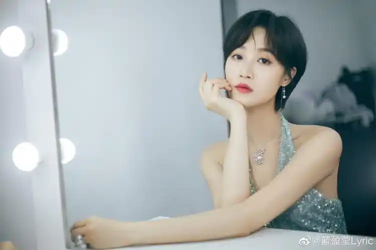 蓝盈莹剪短发后更清新了穿闪亮吊带裙配珍珠项链假小子发型也女人