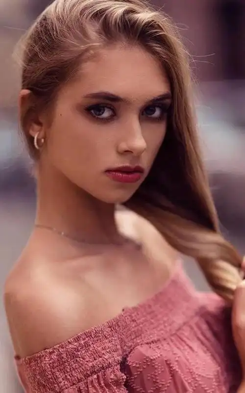 除了这些方面,光影的搭配也是人像摄影中不可或缺的一环.