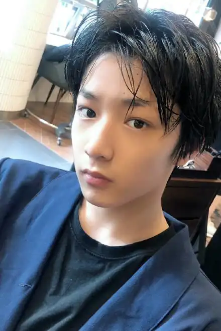 又苏又野刘耀文素颜湿发随拍上线