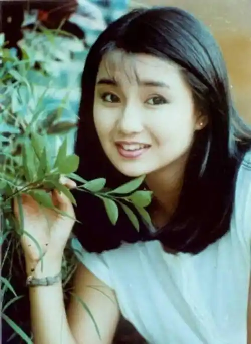 原创18岁的港姐张曼玉美翻天,至今未被超越_表演_获奖_影响