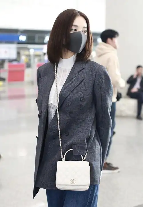 古力娜扎肥大西装机场复古街拍照图片_明星_美桌网
