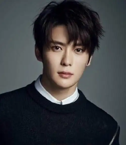 三七分露额发型既稳重又时尚,一般适合25到45岁男士.