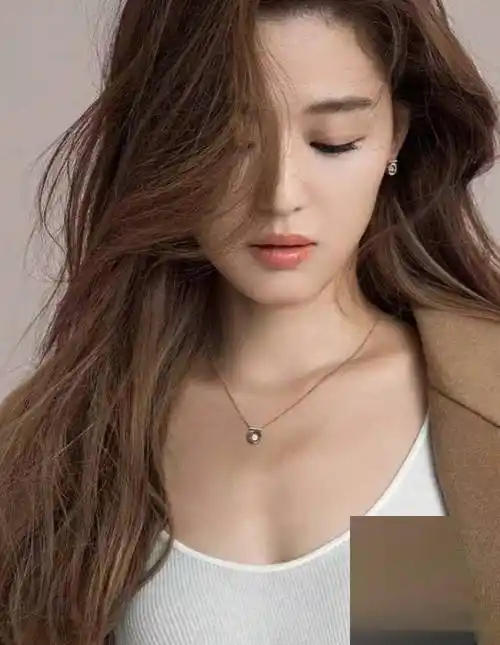 36岁全智贤身材性感气质迷人,野蛮女友魅力不减当年,这谁顶得住?