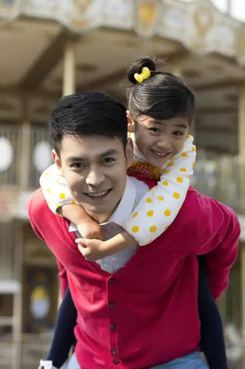 东方人,儿童,成年人,两个人,家庭,父亲,女儿,公园,游乐园,站,微笑,竖