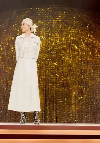 50岁王菲容颜不老出席活动包头工造型太惊艳穿皮长裙气质绝了