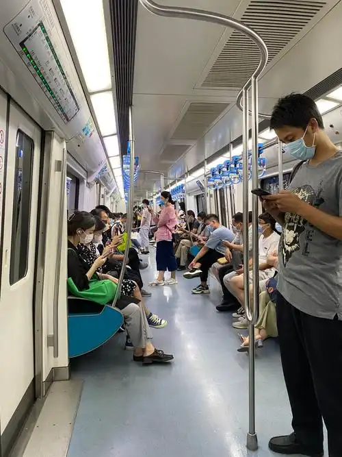 疫情下的地铁上
