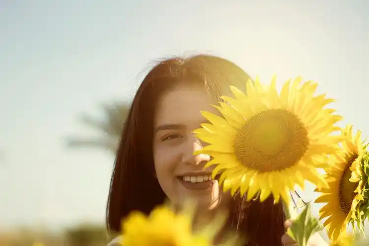 微笑,温暖的拥抱和清晨的第一缕阳光都是爱的力量的体现,它们以不同