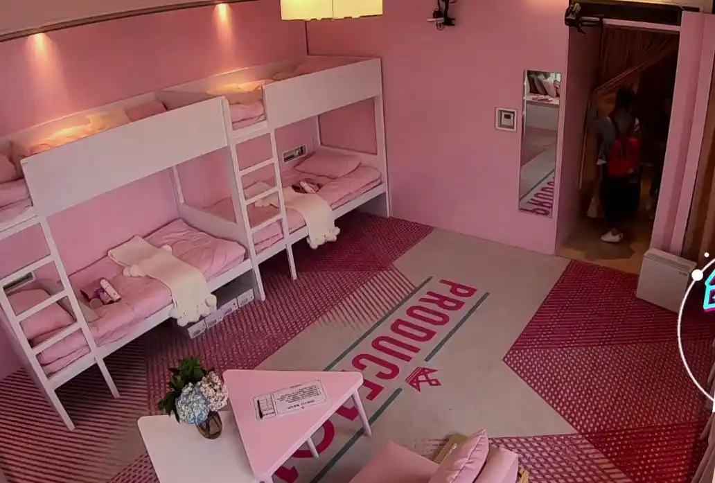 《创造101》小姐姐们外表光鲜亮丽, 没想到她们的宿舍这么乱!