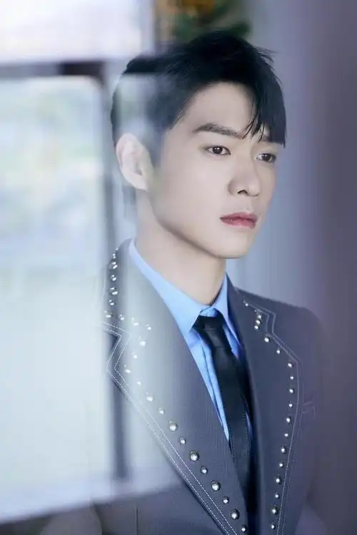 魏大勋超帅西装照,气质男神格外有型