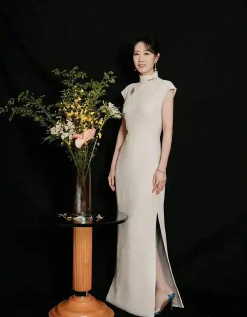 48岁刘敏涛晒最新穿搭美照新中式修身旗袍优雅气质