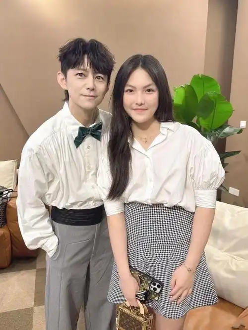 王诗龄与何炅罕见同框,身高已经赶上何老师,还和洪涛老师见面了