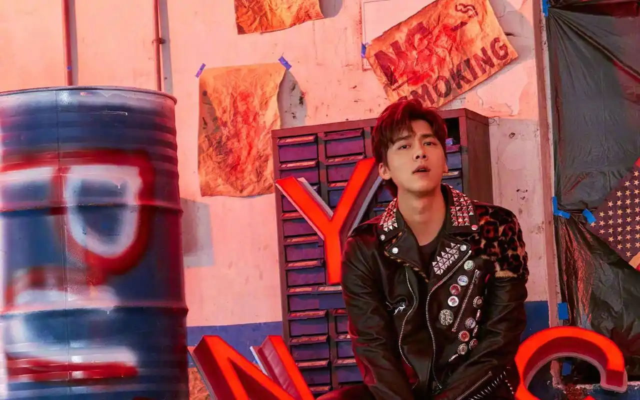 李易峰印花衬衫时尚写真桌面壁纸高清大图预览1920x1200_大陆明星下载