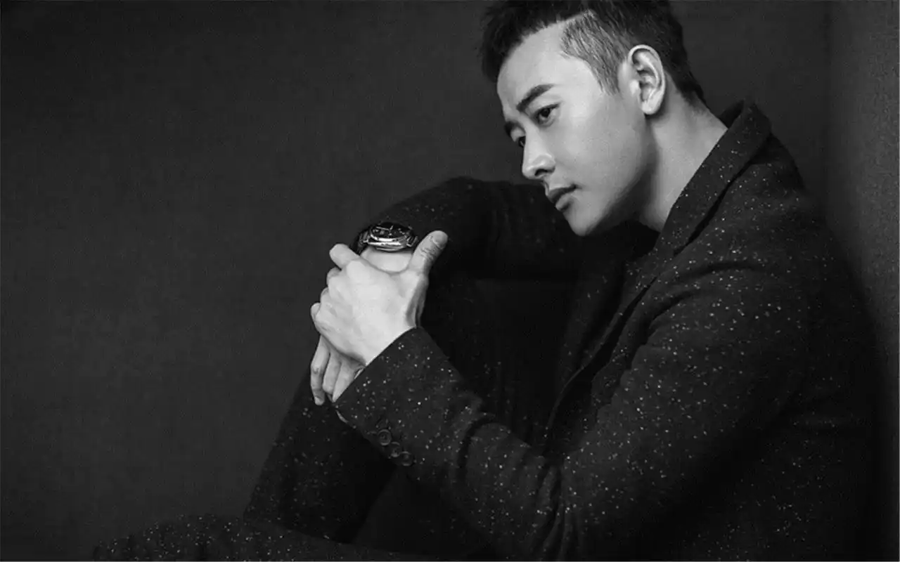 罗晋黑色低调内敛写真图片桌面壁纸