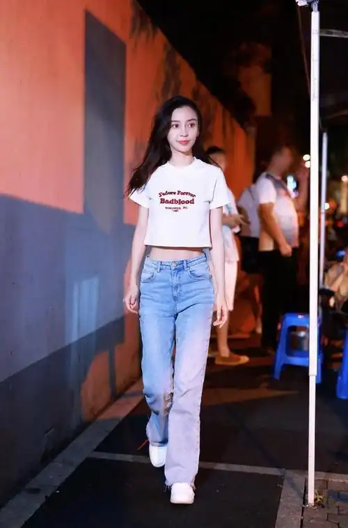 angelababy下班被偶遇,穿短t故意露一截腰,瘦出腹肌太明显|杨颖|露脐