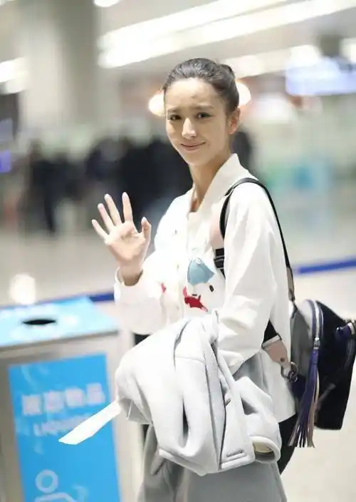 佟丽娅的素颜还挺能打的,私下里穿得真随意,一点明星架子都没有