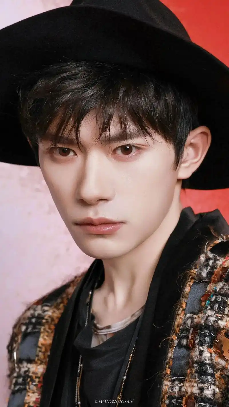 收到了独一无二的玫瑰!#易烊千玺 #舞台玺 #一眼沦陷 - 抖音